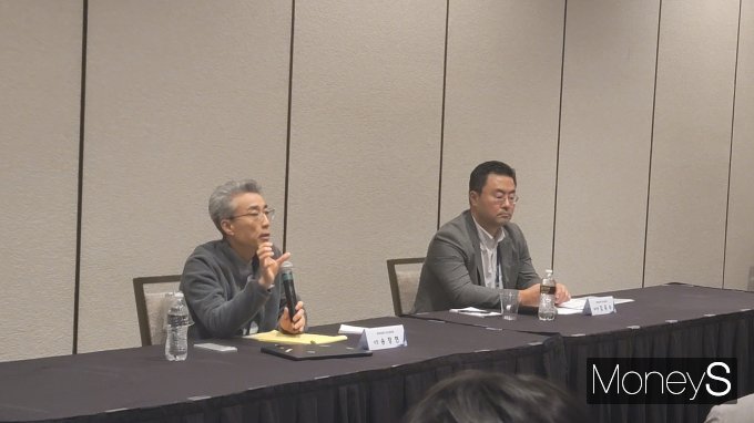 송창현(왼쪽) 현대차 SDV 본부장이 SDV 시대 해킹 우려에 대한 대책을 설명했다. /사진=김창성 기자