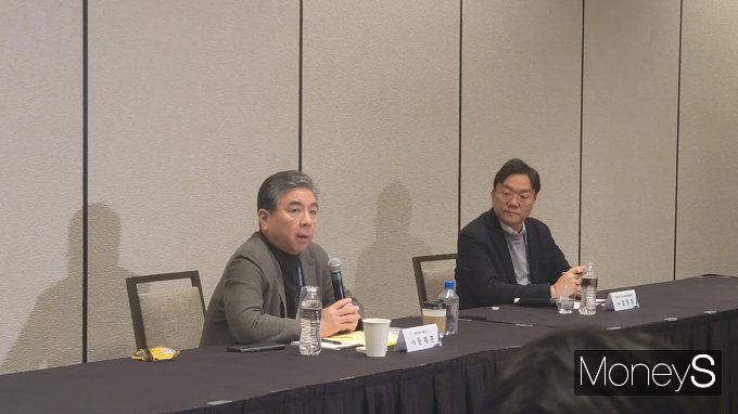 장재훈(왼쪽) 현대차 사장이 글로벌 수소 산업을 주도하겠다는 의지를 드러냈다. /사진=김창성 기자 
