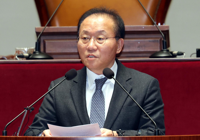 9일 윤재옥 국민의힘 원내대표가 쌍특검법(김건희 여사·대장동 특검법) 재표결을 거듭 강조했다. 사진은 윤 원내대표가 9일 오전 서울 여의도 국회에서 열린 의원총회에서 발언하는 모습. /사진=뉴시스