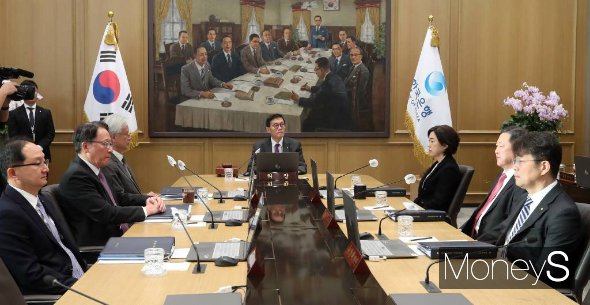 올해 마지막 기준금리를 결정하는 금융통화위원회 본회의가 30일 서울 중구 남대문로 한국은행에서 진행된 가운데 이창용 한은 총재가 회의를 주재하고 있다. /사진=임한별 기자