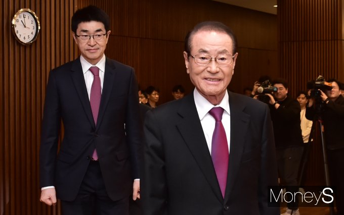 ▲ 기자회견 입장문 윤세영 태영그룹 창업회장(오른쪽), 윤석민 회장