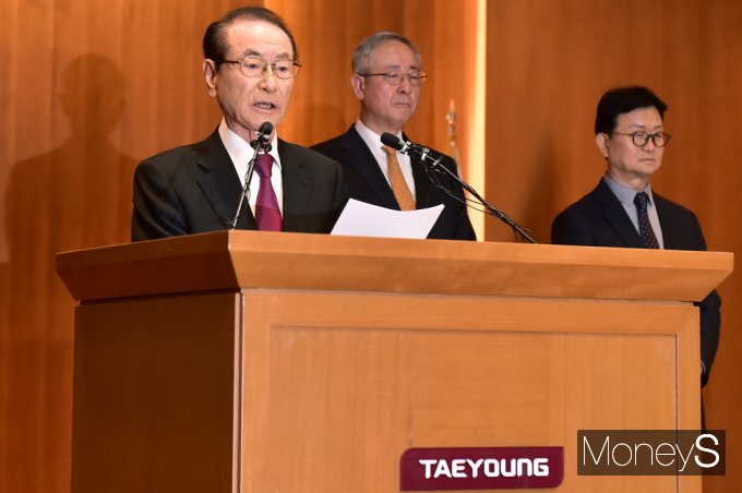 ▲ 기자회견 입장문 전하는 윤세영 창업주 회장