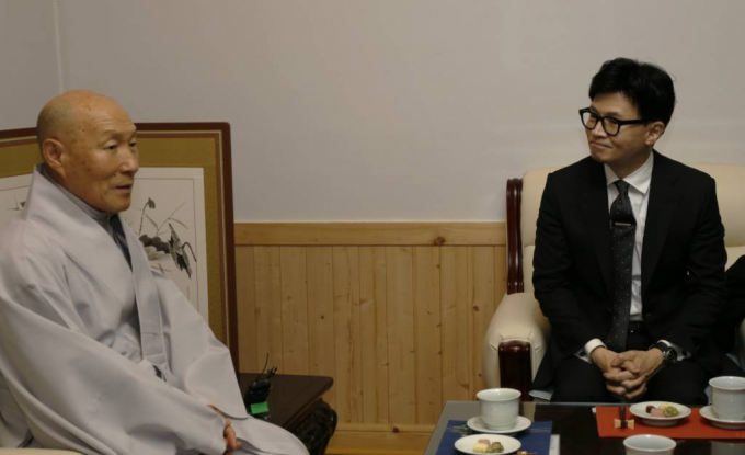 9일 한동훈 국민의힘 비상대책위원장이 천태종 총본산인 충북 단양 구인사를 찾았다. 사진은 9일 천태종 상월원각대조사 탄신 112주년 기념법회에 참석차 충북 단양 구인사를 방문한  한동훈 국민의힘 비대위원장(오른쪽)과 덕수 총무원장. /사진= 뉴시스
