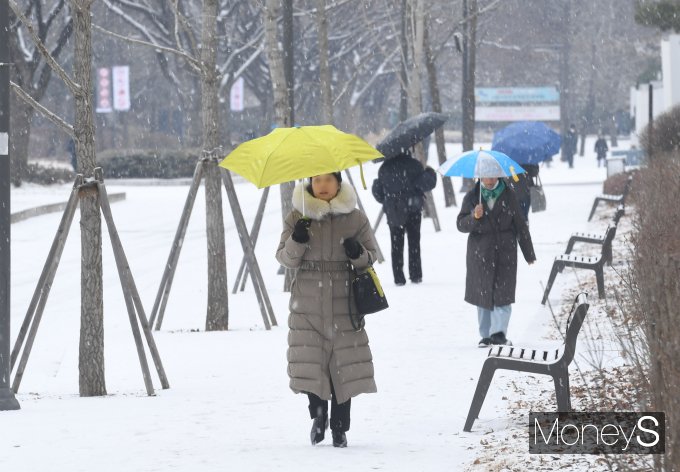 수요일인 10일 오후까지 전국에 눈이나 비가 내리는 곳이 있겠으며 영하권 날씨로 쌀쌀하겠다. 사진은 9일 오전 많은 눈이 내리는 가운데 서울 동작구 보라매공원 인근 출근길 시민들의 모습. /사진=장동규 기자