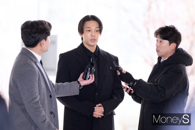 배우 유아인(38·본명 엄홍식)에게 마약류를 불법처방하고 직접 투약한 혐의 등을 받는 의사들이 재판에 넘겨졌다. 사진은 유아인이 지난해 12월12일 오전 서울 서초구 중앙지법에서 열린 첫 공판에 출석하는 모습. /사진=장동규 기자