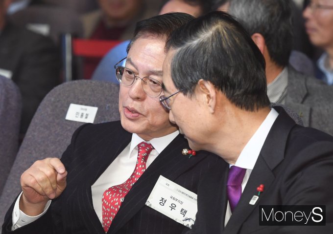 [머니S포토] 정우택 국회부의장과 대화하는 한덕수 총리