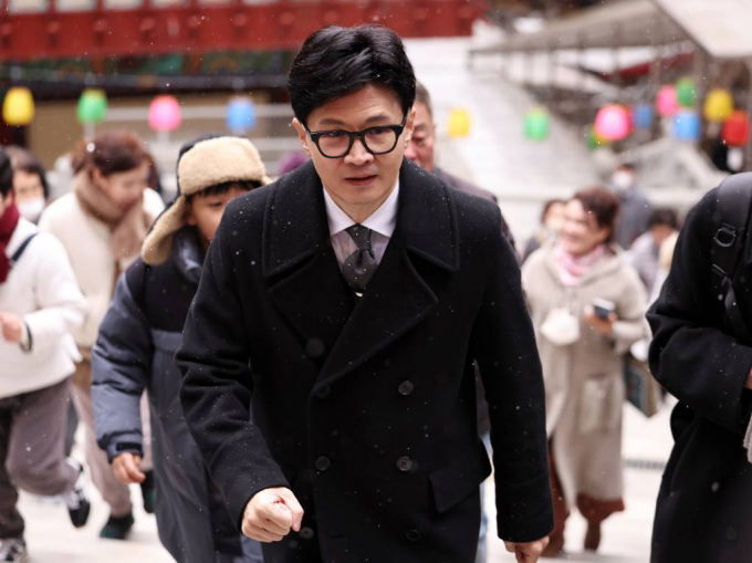 한동훈 국민의힘 비상대책위원장이 10일부터 1박2일 일정으로 부산에 방문한다. 사진은 9일 오전 충북 단양군 구인사를 찾아 상월원각대조사 탄신 112주년 봉축법회가 열리는 광명전으로 향하는 한동훈 국민의힘 비상대책위원장. /사진=뉴스1