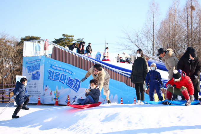 의왕 왕송호수 잔디광장에 마련된 겨울축제 행사장에서 아이들이 즐기고 있다. / 사진제공=의왕시 