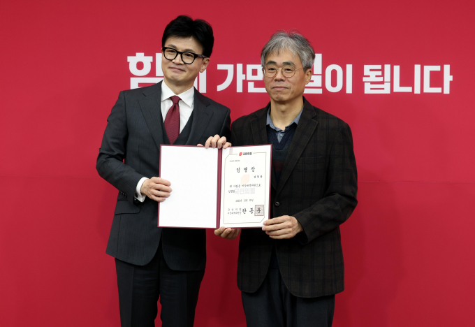 국민의힘은 지난해 12월28일 지명직 비상대책위원으로 김경율 경제민주주의21 공동대표를 비롯해 7명을 임명했다. 사진은 한동훈 국민의힘 비상대책위원장(왼쪽)이 지난해 12월29일 서울 여의도 국회에서 열린 비상대책위원 임명장 수여식에서 김 비대위원(오른쪽)과 기념촬영하는 모습. /사진=뉴시스
