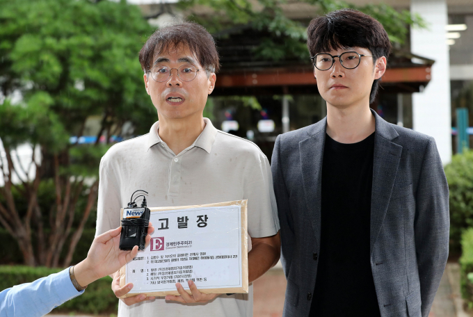 1969년생인 김경율 국민의힘 비대위원은 참여연대 출신이다. 사진은 김 비대위원(왼쪽)이 지난해 9월13일 가상자산 클레이(KLAY) 관련 횡령·배임 부정거래 혐의로 카카오 김범수 전 의장 등을 고발하기 위해 양천구 서울남부지방검찰청에 들어서며 입장을 발표하는 모습. /사진=뉴스1