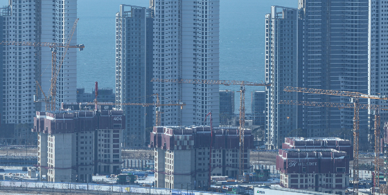 10일 부동산 정보제공 업체 '부동산R114'에 따르면 올해 재건축·재개발 등 정비사업 분양예정 물량이 자사 조사가 시작된 2000년 이후 최대치인 14만7000가구를 기록할 것으로 보인다. 다만 지난해 정비사업 분양실적이 계획 대비 절반에 그친 것을 고려할 때 올해도 분양 지연은 지속될 전망이다./사진=뉴스1