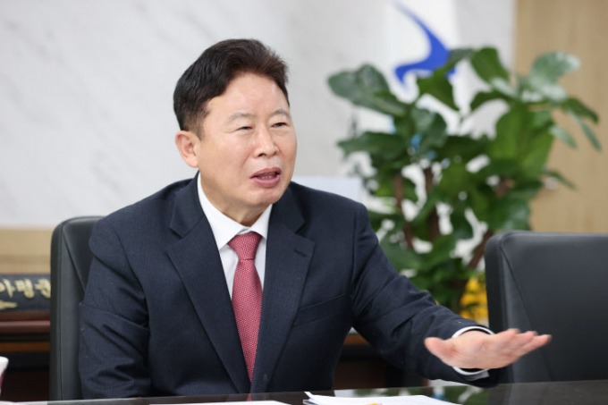 서태원 가평군수는 “지난해 내실 있는 정책을 추진하기 위한 도약의 한해였다면 올해는 ‘비전이 아닌 체감으로 다가가는 원년’으로 삼아 군정을 신뢰해 주신 기대에 부응할 수 있도록 실행력 넘치는 정책과 사업을 차근차근 펼쳐나가겠다”는 포부를 밝혔다. / 사진제공=가평군