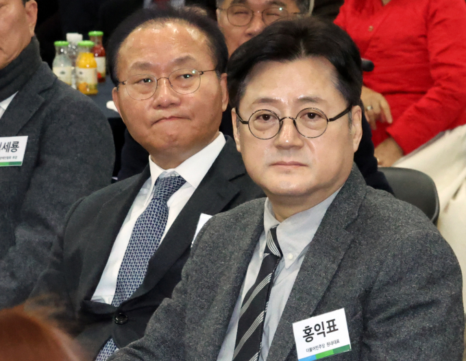 국민의힘과 더불어민주당이 오는 15일부터 1월 임시국회를 소집하기로 잠정 합의했다고 알렸다. 사진은 윤재옥 국민의힘 원내대표와 홍익표 더불어민주당 원내대표가 9일 서울 영등포구 이룸센터 이룸홀에서 열린 2024 장애계 신년인사회에 참석한 모습. /사진=뉴시스