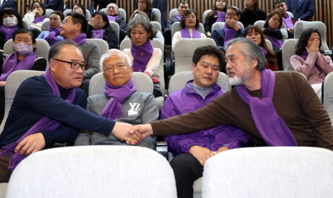 9일 국회 본회의에서 야당이 이태원 참사 특별법을 단독 표결하여 통과됐다. 이날 국민의힘은 '쌍특검법' 재표결을 시도했지만 민주당의 반대로 불발됐다. 사진은 9일 오후 서울 여의도 국회 본회의장에서 열린 제411회국회(임시회) 4차 본회의에서 이태원참사 특별법이 통과 된 후 악수를 하고 있는 이정민 이태원 참사 유가족협의회 운영위원장. /사진= 뉴시스