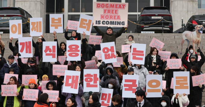 9일 개 식용 금지 특별법이 국회 본회의에서 통과됐다. 사진은 9일 서울 여의도 국회 본관 계단 앞에서 개식용 종식 특별법 제정 환영 기자회견을 하는 활동가들. /사진= 뉴스1