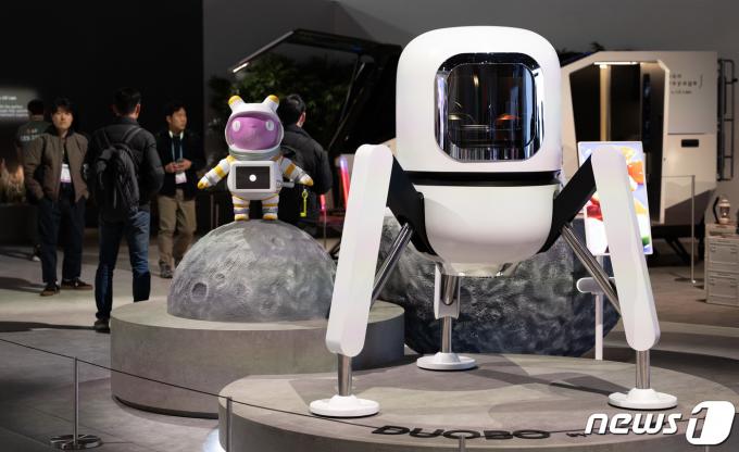 세계 최대 가전·IT(정보기술) 전시회 'CES 2024' 개막을 하루 앞둔 8일(현지시간) 미국 네바다주 라스베이거스 컨벤션센터(LVCC) 열린 LG전자 사전 부스 투어에 캡슐 커피머신 '듀오보'가 전시돼 있다. 2024.1.9/뉴스1 ⓒ News1 이재명 기자