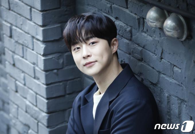 배우 배인혁이 8일 오전 서울 종로구 삼청동의 한 카페에서 열린 인터뷰에 앞서 포즈를 취하고 있다. /뉴스1 ⓒ News1 권현진 기자