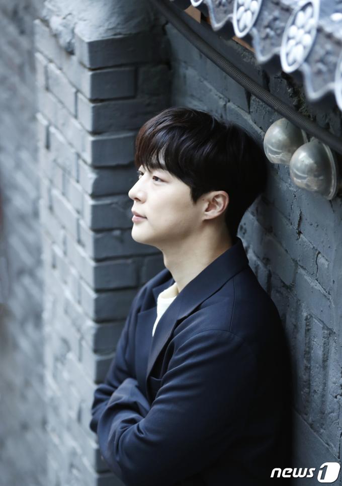 배우 배인혁이 8일 오전 서울 종로구 삼청동의 한 카페에서 열린 인터뷰에 앞서 포즈를 취하고 있다. /뉴스1 ⓒ News1 권현진 기자