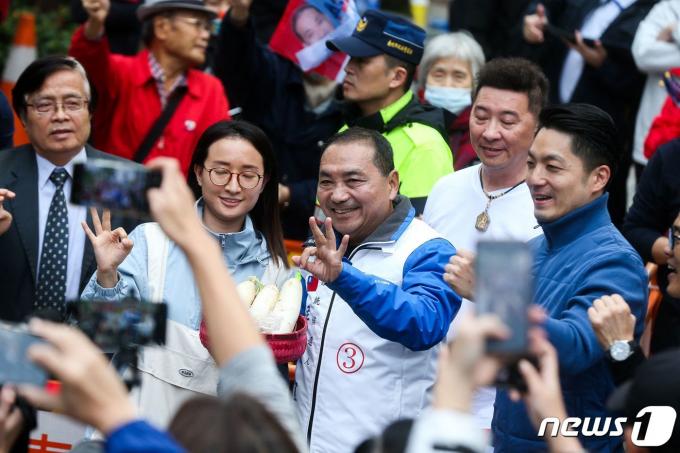 [사진] [포토] 지지자들에게 인사하는 대만 국민당 총통 후보