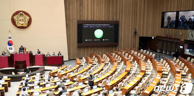 9일 오후 서울 여의도 국회 본회의장에서 열린 제411회 국회(임시회) 제4차 본회의에서 10.20 이태원 참사 진상규명과 재발 방지를 골자로 한 이태원 참사 특별법 수정안이 국민의힘 의원들이 퇴장한 가운데 재석 177명, 찬성 177표로 가결되고 있다. 국민의힘과 민주당은 쟁점인 특조위 구성을 놓고 이날까지 막판 협상을 벌였지만 합의는 끝내 불발됐다. 여당 의원들은 민주당 주도로 이태원참사특별법을 통과시키는 데 반발해 표결을 앞두고 퇴장했다. 2024.1.9/뉴스1 ⓒ News1 이승배 기자