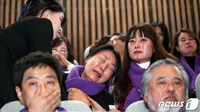 [사진] 이만희 의원 토론 발언에 오열하는 이태원 참사 유가족