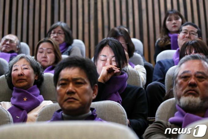 [사진] 눈물 훔치는 이태원 참사 유가족들