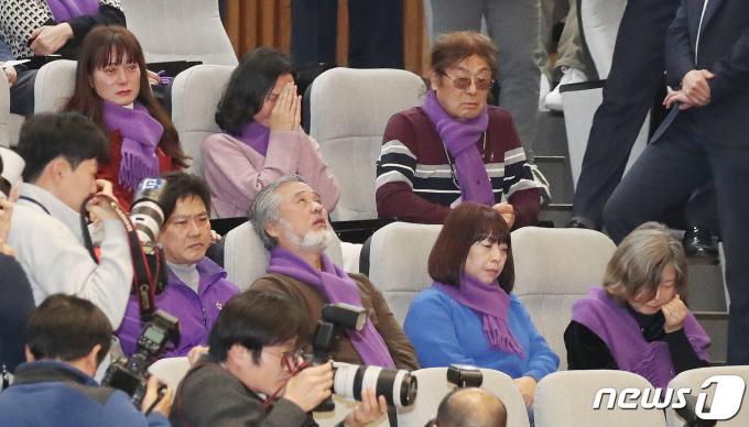 [사진] '이태원참사 특별법 통과에 눈물이'