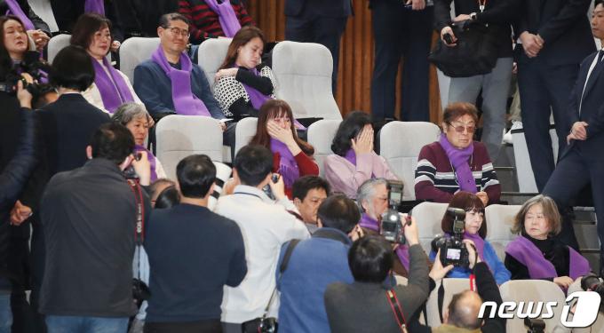 [사진] 이태원참사 특별법 통과에 눈물 흘리는 유가족