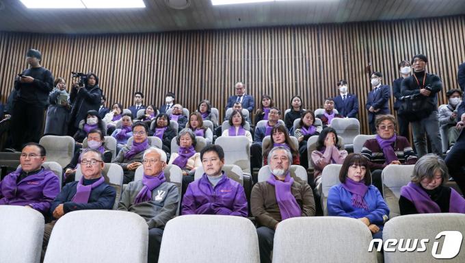 [사진] 이태원 참사 특별법 표결 지켜보는 유가족들