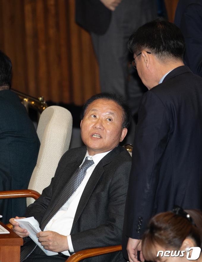 [사진] 대화하는 윤재옥 원내대표