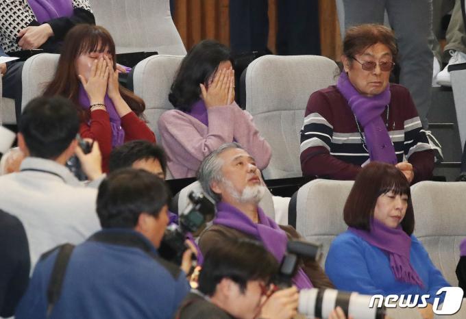 [사진] '이태원참사 특별법 통과에 눈물 흘리는 유가족'