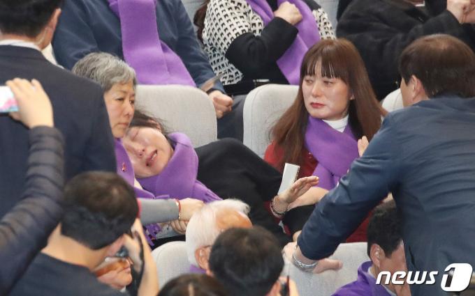 [사진] 쓰러지는 이태원참사 유가족