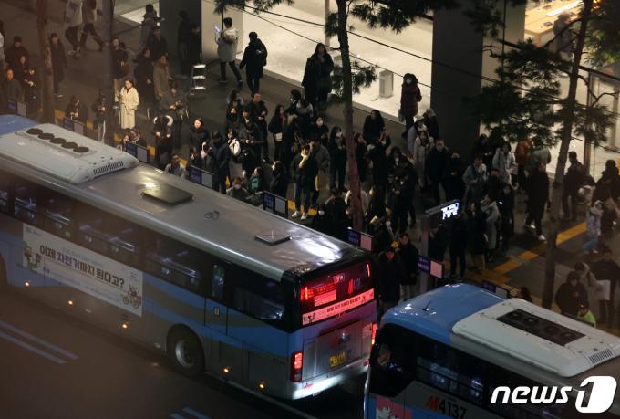[사진] 퇴근 서두르는 시민들
