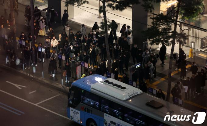 [사진] 폭설 피해 퇴근 서두르는 시민들