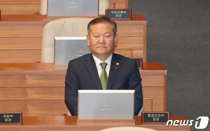[사진] 이태원참사 특별법 표결 앞두고 눈감은 이상민 장관