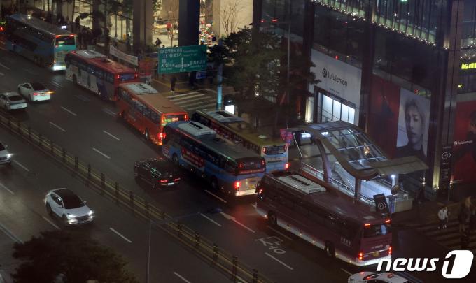 [사진] 퇴근길 명동입구 버스정류장 향하는 광역버스