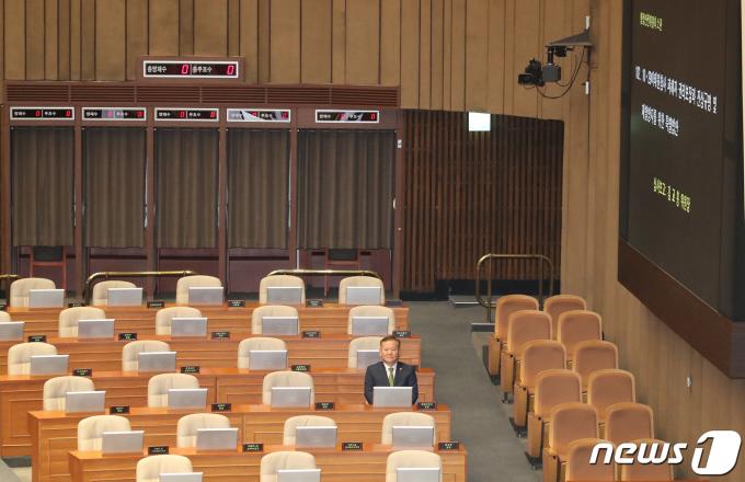 [사진] 이태원참사 특별법 표결 기다리는 이상민 장관