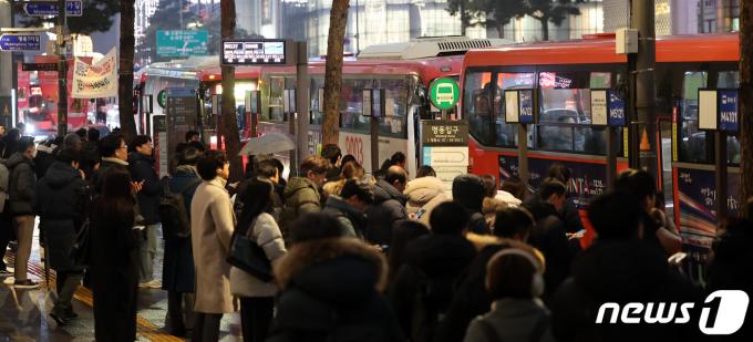 [사진] 폭설 피해 퇴근 서두르는 시민들