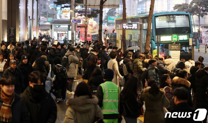 [사진] 퇴근길 서두르는 시민들