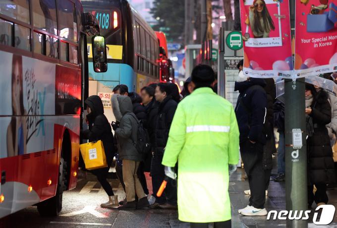 [사진] '폭설 온다' 빨라지는 퇴근길