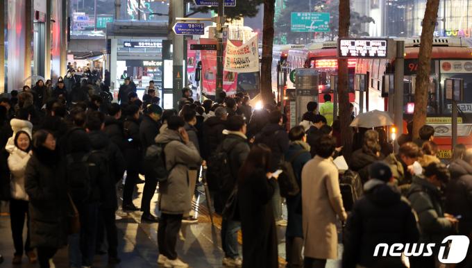 [사진] 퇴근길 시민들로 북적이는 명동 광역버스 정류장