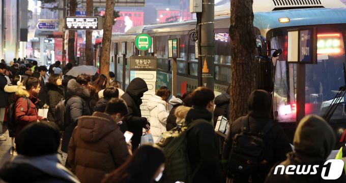 [사진] 폭설 피해 퇴근 서두르는 시민들