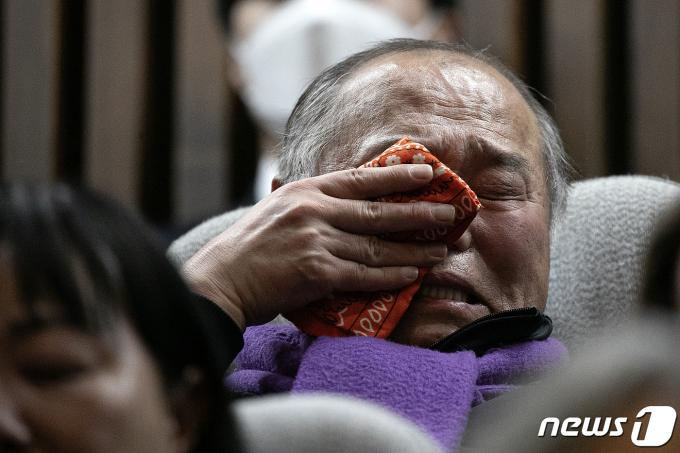 [사진] 눈물 훔치는 유가족들 '고통은 여전히'