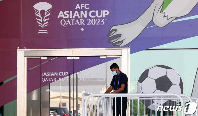 2023 아시아축구연맹(AFC) 카타르 아시안컵 개막을 사흘 앞둔 9일(현지시간) 카타르 도하 DEC(Doha Exhibition Center)에 관계자들이 대회 준비를 하고 있다. 위르겐 클린스만 감독이 이끄는 대표팀은 오는 15일 E조 조별리그 첫 경기인 바레인전을 시작으로 20일 요르단, 25일 말레이시아와 경기를 치른다. 2024.1.9/뉴스1 ⓒ News1 김성진 기자