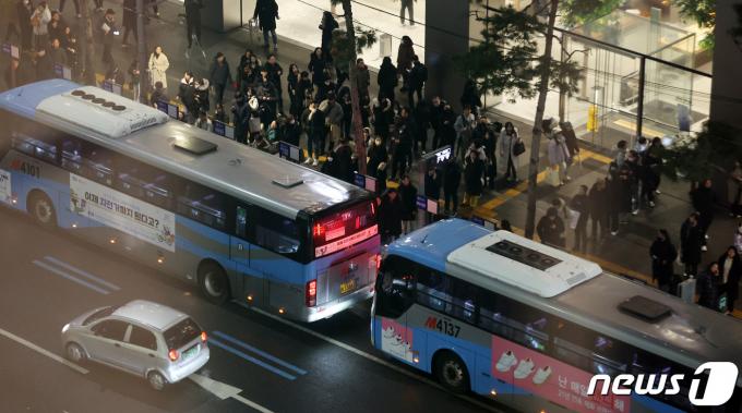 [사진] 광역버스 기다리는 시민들