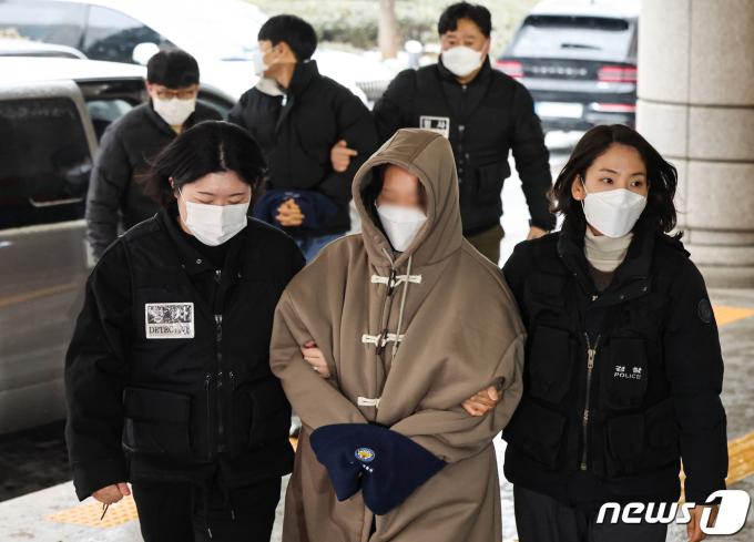 윤석열 대통령 퇴진과 김건희 여사 특검을 주장하며 용산 대통령실에 진입을 시도했다가 연행된 한국대학생진보연합 회원들이 9일 서울서부지법에서 열린 영장실질심사에 출석하고 있다. 2024.1.9/뉴스1 ⓒ News1 김도우 기자