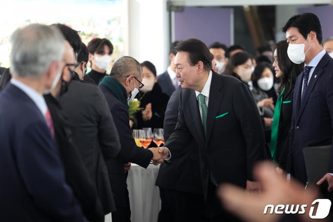 윤석열 대통령이 지난해 1월4일 서울 서초구 예술의전당에서 열린 2023 문화예술인 신년인사회에 입장하며 참석자들과 악수하고 있다. (대통령실 제공) 2023.1.4/뉴스1 ⓒ News1 안은나 기자