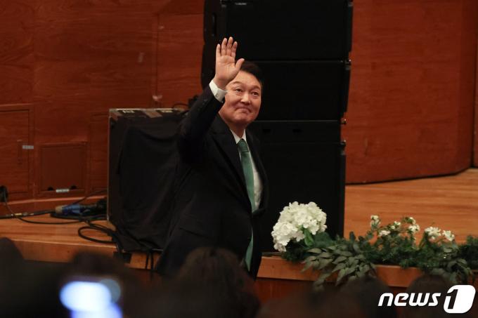 윤석열 대통령이 지난해 1월4일 서울 서초구 예술의전당에서 열린 '국민과 함께 여는 새해, 2023 신년음악회'에서 청중들을 향해 인사하고 있다. (대통령실 제공) 2023.1.4/뉴스1 ⓒ News1 안은나 기자
