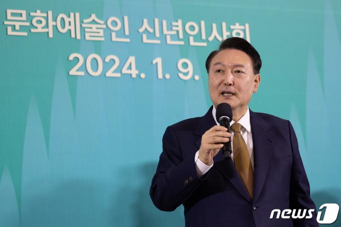 [사진] 윤 대통령, 문화예술인 신년인사회 격려사