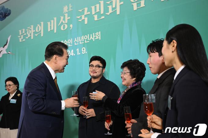 [사진] 문화예술인들과 대화하는 윤 대통령